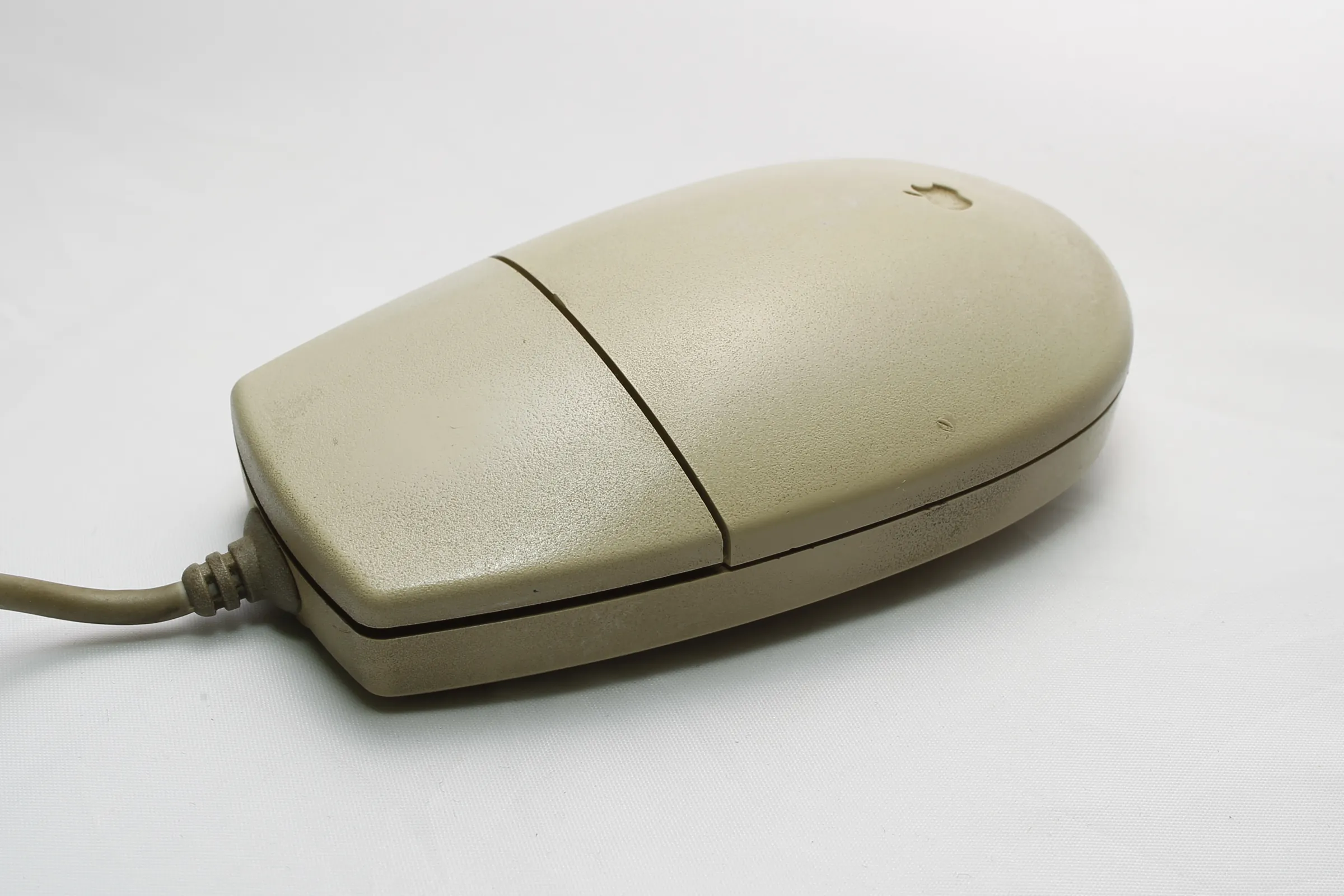 Apple Desktop Bus Mouse II (M2706) — view 1